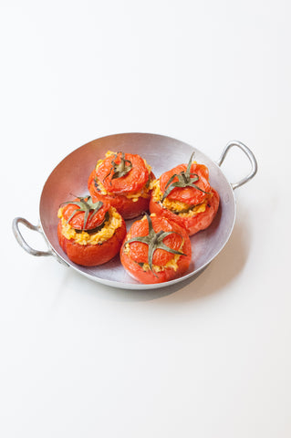 Tomates farcies vegétariennes avec du riz basmati aux lentilles
